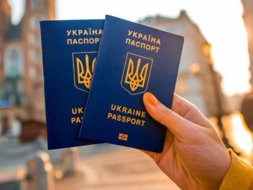 У Луцьку не вщухає ажіотаж навколо виготовлення закордонних паспортів