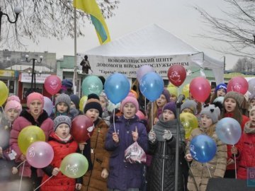 Нововолинські школярі привітали військових з Миколаєм