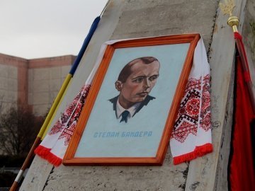 Пам'ятник Бандері в Луцьку: всі за і проти