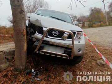 У селі поблизу Луцька неповнолітній на автомобілі врізався у дерево, постраждав пасажир