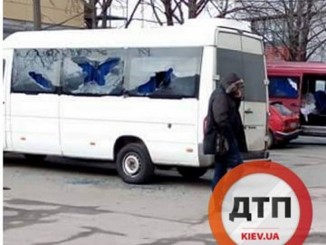 «Попрацювали» конкуренти: у Києві обстріляли пасажирські автобуси. ФОТО