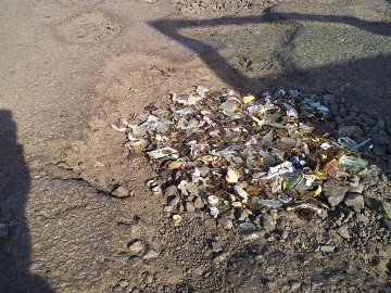Ноу-хау по-волинськи: яму на дорозі засипали сміттям. ФОТО