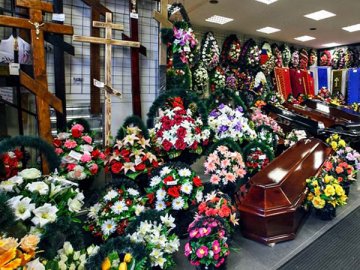 9 пенсій або 4 зарплати: в скільки обійдеться поховання в Луцьку