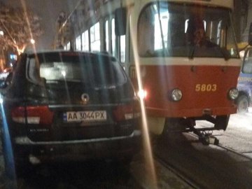 У Києві пасажири трамвая пересунули авто «героя парковки»