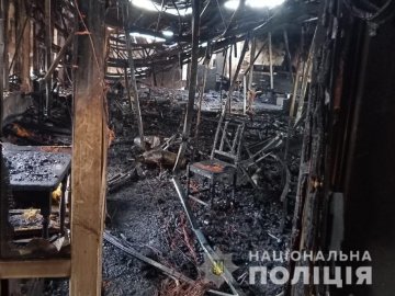 Постраждав рятувальник і згоріло три зали: подробиці пожежі в ресторані у Володимирі