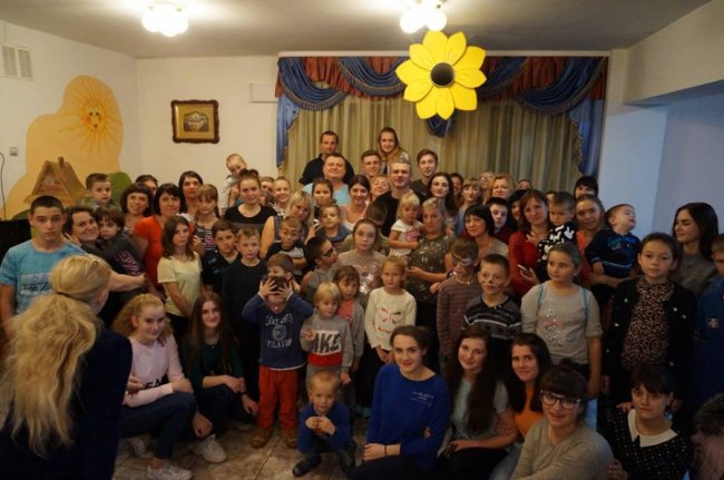 Арсен Мірзоян розважав діток, які лікуються у волинському санаторії. ФОТО
