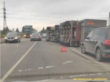 У Луцьку на перехресті перекинулась вантажівка.  ФОТО