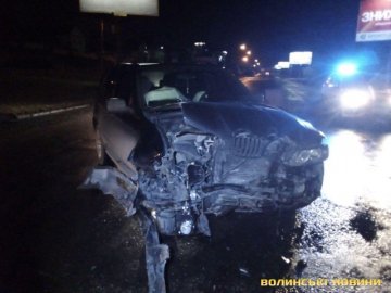 У Луцьку позашляховик BMW X5 протаранив Volkswagen, водія легковика госпіталізували. ФОТО, ВІДЕО