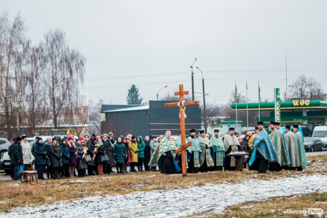 У Луцьку освятили хрест під будівництво дитячої церкви. ФОТО