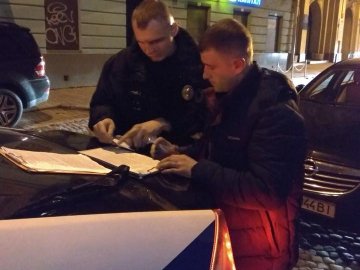 У Львові виявили поліцейське авто з водієм напідпитку. Той сказав, що приїхав з Луцька
