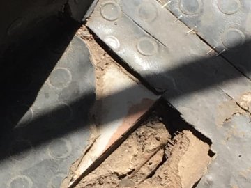 «Зшиті» степлером діри у підлозі: показали жахливий стан луцької маршрутки