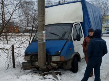 У селі під Луцьком вантажівка в'їхала в електроопору
