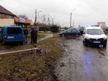 У Нововолинську водій легковика збив опору та протаранив огорожу. ФОТО