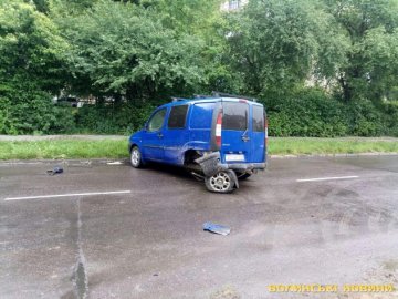 Аварія у Луцьку:  в авто відлетіло колесо