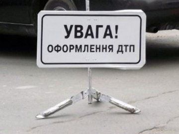 Менеджери з продажу «під мухою» у Горохові втаранилися  в автомобіль