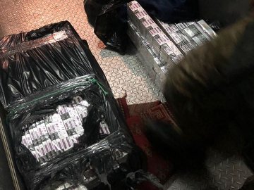 На Волині у потязі затримали чоловіка, який хотів вивезти контрабандні цигарки до Польщі. ФОТО