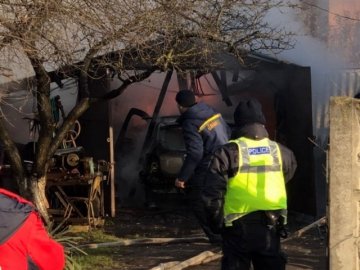 Авто і гараж згоріли вщент: у Луцьку в районі приватної забудови – пожежа. ВІДЕО. ОНОВЛЕНО