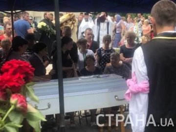На Одещині прощаються із вбитою 11-річною Дариною Лук’яненко.  ФОТО
