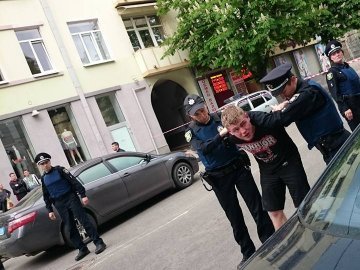 У центрі Харкова поранили поліцейського. ФОТО