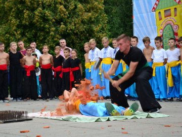 Цегла, скло та цвяхи: лучан вразив виступ учнів школи козацьких бойових мистецтв