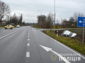 На Волині – аварія: від зіткнення Renault злетів з дороги. ФОТО