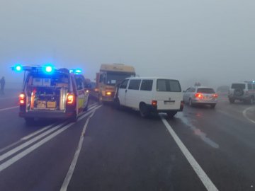 На Рівненщині через туман зіткнулося 7 автомобілів: є постраждалі. ФОТО