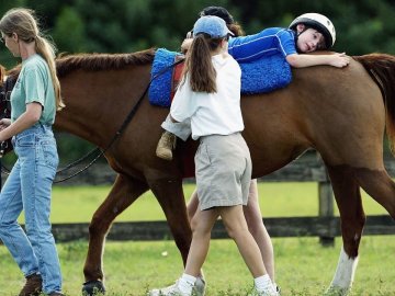 У селі на Волині дітей із ДЦП рятують коні