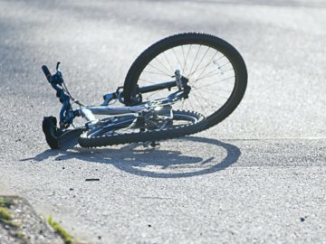 На Волині Mercedes збив велосипедистку: жінку госпіталізували