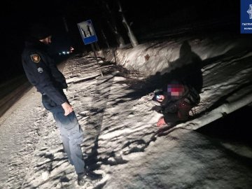 Луцькі патрульні врятували двох чоловіків, які могли замерзнути на дорозі. ФОТО