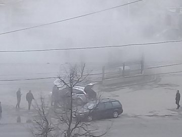 Через автомобіль Львівську вкрив густий дим