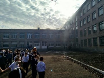 У Росії учень порізав ножем вчительку та підпалив школу