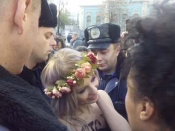Під Радою активістки FEMEN вимагають ухвалити ще 4 «безвізові закони»