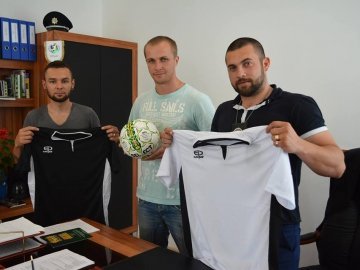 Команда патрульної поліції Луцька отримала футбольну форму від мецената. ФОТО