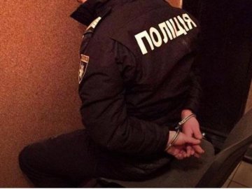 У Львові затримали банду із 15 поліцейських: вилучили гроші і зброю