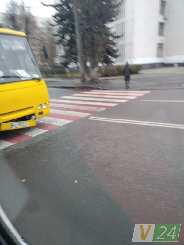 На пішохідному переході у Луцьку трапилася аварія за участю маршрутки і легковика
