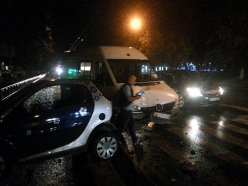 Вечірня аварія в Луцьку: бус врізався у припаркований Smart. ФОТО
