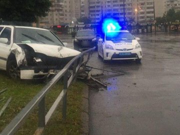 У Луцьку п'яний водій після аварії покинув розтрощену автівку та втік. ФОТО