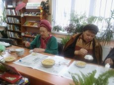 Ківерцівських пенсіонерів вчили робити прикраси з макаронів