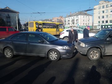 У Луцьку на площі Возз’єднання  – потрійна аварія. ФОТО