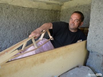 Безхатькові, який жив під сходами луцького будинку, знайшли місце проживання