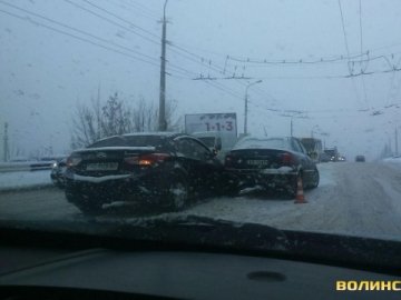 У Луцьку – подвійна аварія поблизу мосту. ФОТО