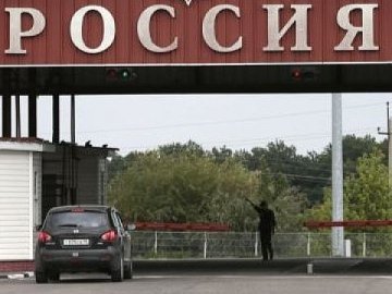 Відсьогодні українцям заборонятимуть в'їзд у Росію за порушення термінів перебування