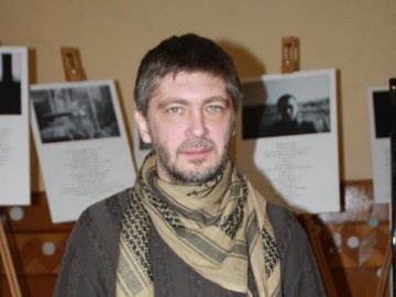 «Бог. Майдан. Війна»: український поет-майданівець подарував волинському музею авторську книгу