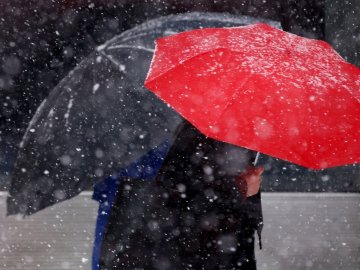 В Україні погіршиться погода: у західних областях очікують дощі та мокрий сніг