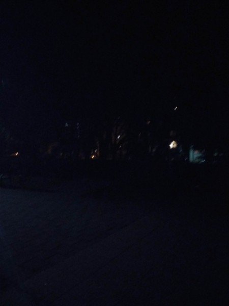 У Луцьку скаржаться на темряву біля меморіалу. ФОТО
