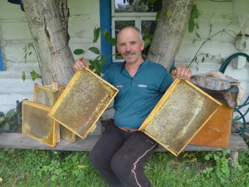 Волинський пасічник поселив бджіл у хатину на колесах. ФОТО