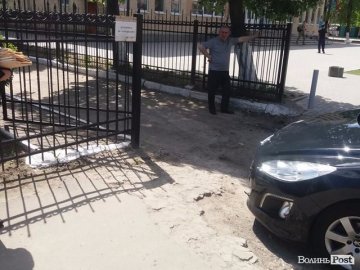 Аварія в Луцьку:  авто жінку притиснуло  до паркану