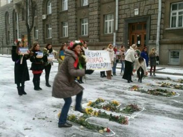 Дівчата з Євромайдану закликали «Беркут» не «бити, а кохати» 