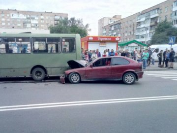 Аварія на Конякіна: BMW влетіла у маршрутку