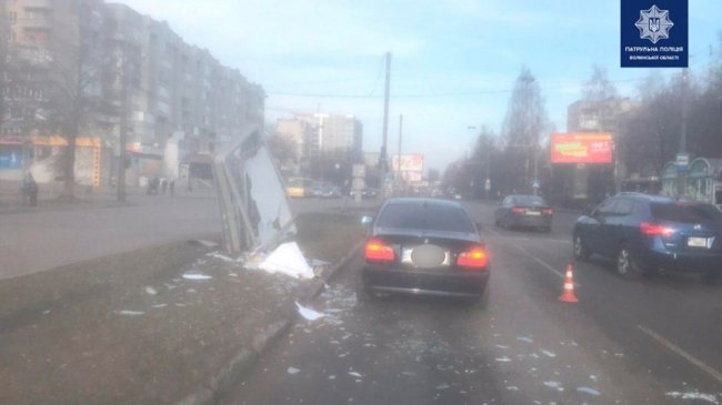 Розтрощений рекламний щит та бетонна огорожа: у Луцьку — масштабні ДТП